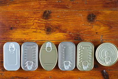 Yukarıdan bakıldığında, ahşap bir üste kapalı teneke kutular..