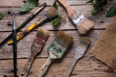 Yukardan eski ahşap masadaki eski fırçalar