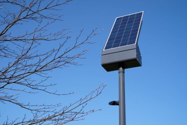 Küçük bireysel güneş paneli ve kopyalama alanı