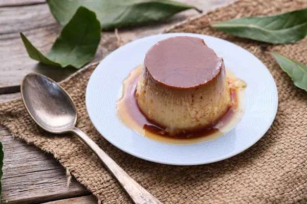 Kumaş sehpanın üzerinde yumurtalı tart yakın plan.