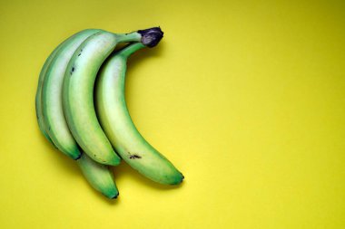 Sarı zemin üzerinde bir grup muz izole edilmiş kopya alanı tasarımı