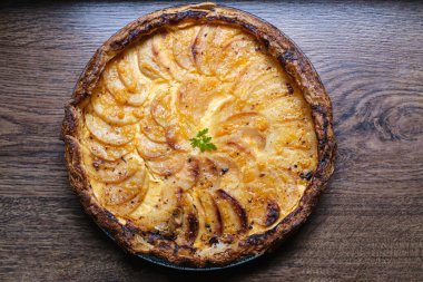 Yukardan görüldüğü gibi ev yapımı elmalı turta.