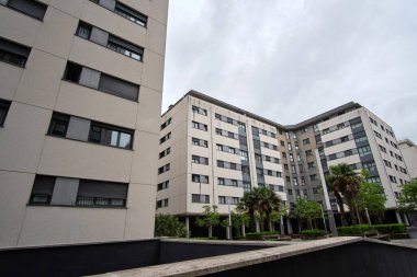 Modern bir konut binasının ön cephesi olan şehir manzarası. Modern Avrupa konut binası.