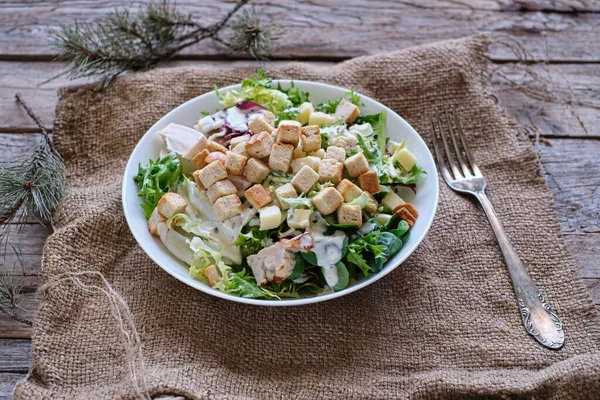 Kızarmış tavuk filetosu ve parmesan peynirli klasik sezar salatası..