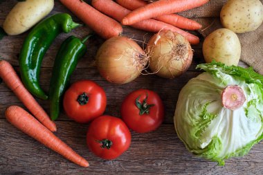 Kırsal ahşap masada taze sebze çeşitleri.