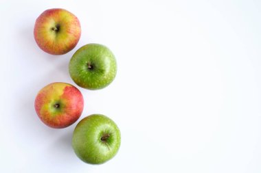 Büyükanne ve kırmızı elmalar beyaz üzerine izole edilmiş