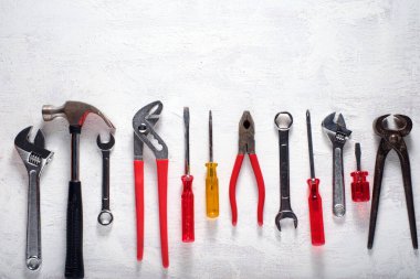 Beyaz arkaplan üzerindeki çalışma araçlarının üst görünümü. İnşaat konsepti için düz dizayn.