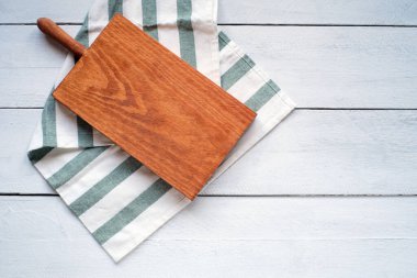 Kırsal beyaz ahşap arka planda yeşil çizgili peçete kesme tahtası