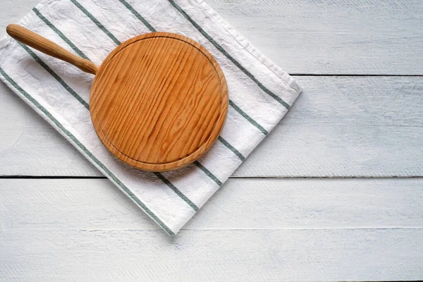 Cutting Board Green Striped Napkin Rustic White Wood Background — Stock Photo, Image