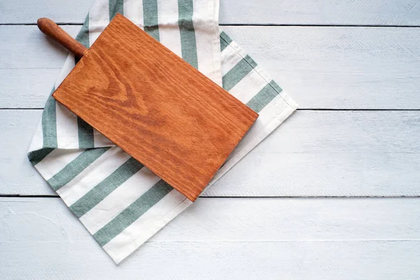 Cutting Board Green Striped Napkin Rustic White Wood Background — Stock Photo, Image
