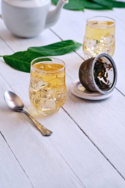 İki bardak buzlu yeşil çay ve eritilmiş otlar.