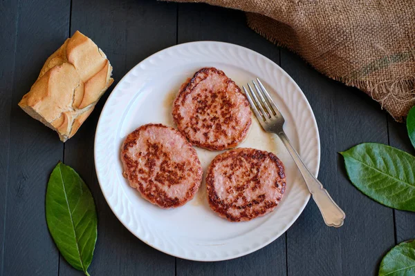 Tres Hamburguesas Fritas Carne Pollo Plato Blanco Visto Desde Arriba —  Fotos de Stock