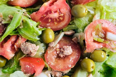 Taze salata, salata, soğan, domates ve ton balığı.