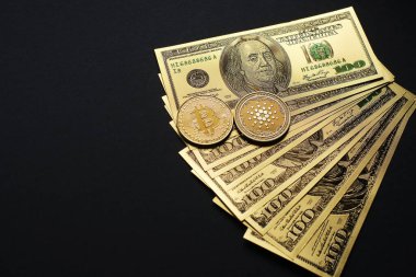Bitcoin ve Cardano kripto para birimleri 100 dolarlık banknotlar ve kopyalama alanı