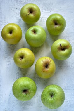 Yukardan bakıldığında, beyaz dokulu altın elmalar