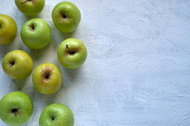 Beyaz dokuda altın elmalı arkaplan ve boşluğu kopyala