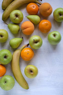 Beyaz doku üzerine çeşitli meyveler içeren arkaplan ve kopyalama alanı