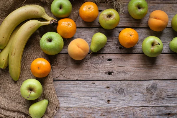 Kırsal ahşap masada çeşitli meyvelerle arka plan ve boşluğu kopyala