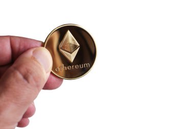 Ethereum, kripto para bir adamın eliyle tutulur ve beyaza izole edilir.