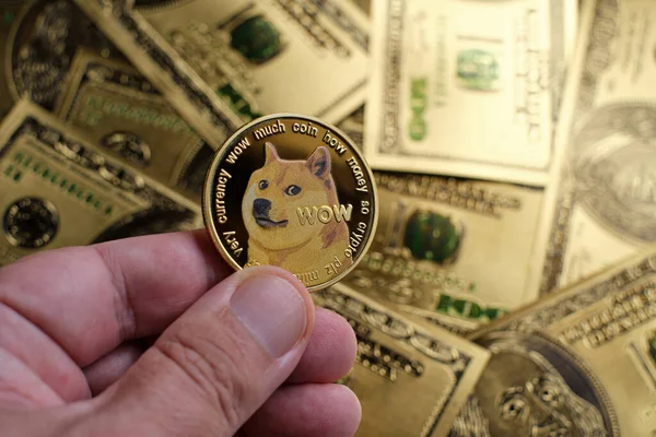 Golddogecoin Kryptowährung Münze Und 100 Dollar Scheine Hintergrund — Stockfoto