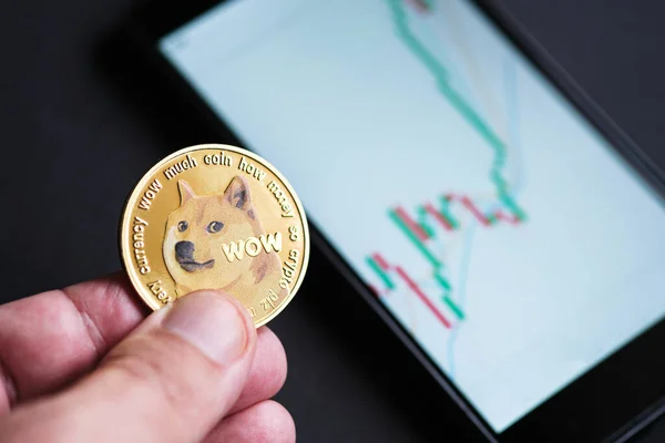 Dogecoin Kryptowährung Und Bullish Graph Auf Dem Smartphone Angezeigt — Stockfoto