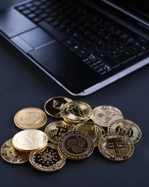 Ön planda ana şifreli para birimleri ve arka planda dizüstü bilgisayar