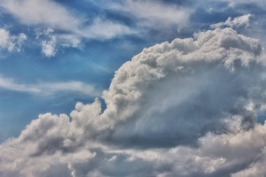 Yazın gün batımında bulutlu mavi gökyüzü