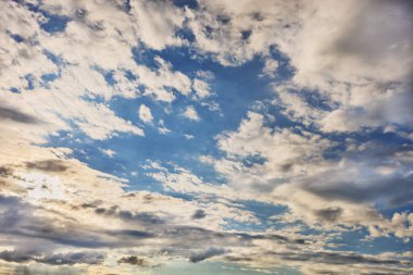 Kasvetli bir günde bulutlu bir gökyüzü. Yağmurdan önce gökyüzü