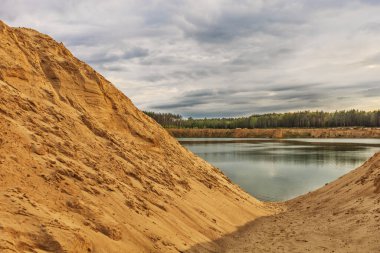 Su ocağı. Yağmurdan önce bulutlu gökyüzü. Sıcak yaz günü