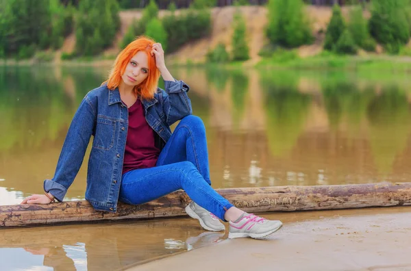 Beautiful Young Woman Siting Log Beach Woman Looking Camera Summer — Fotografia de Stock