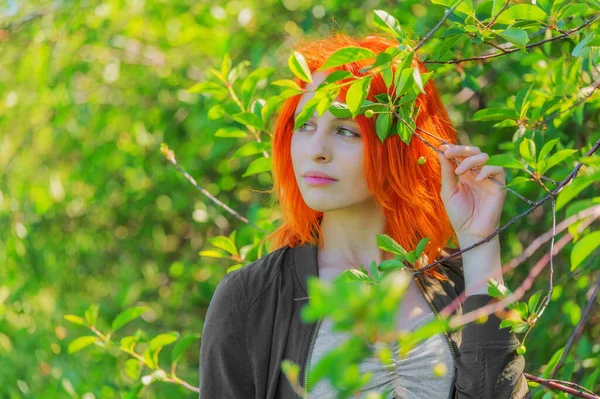 Mooie Jonge Vrouw Die Tussen Bomen Staat Verte Kijkt Warme — Stockfoto