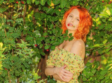 Kameraya bakan güzel bir genç kadının portresi. Yaz akşamı.