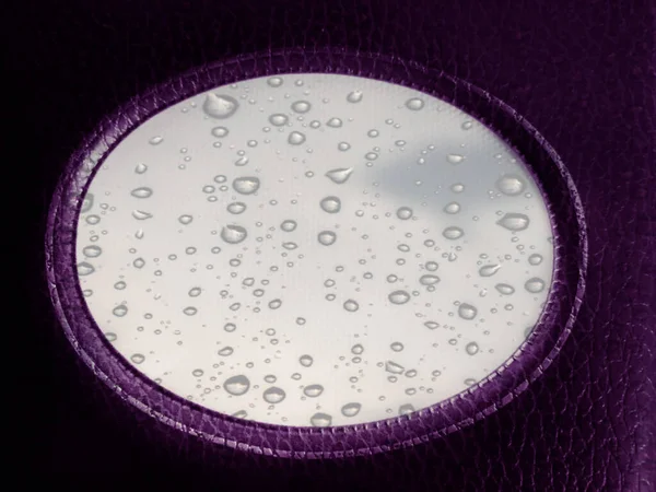 Metin için boş arkaplan, cam takılı albüm kapağı, yağmur damlaları.