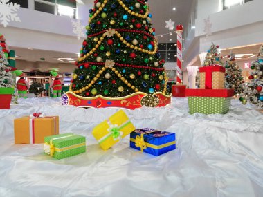 Noel ağacı ve hediyeler, Noel arkaplanı beyaz tuval üzerinde.