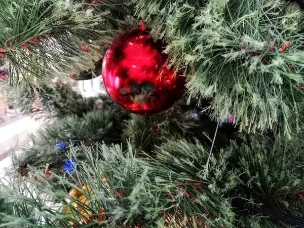 Fond Noël Gros Plan Une Boule Verre Rouge Sur Une — Photo