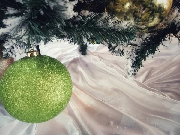 Fond Noël Avec Branches Sapin Une Boule Verre Noël Verte — Photo