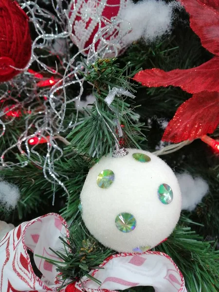クリスマスツリー上の白いボール クローズアップ クリスマスツリーの装飾 クリスマス休暇 — ストック写真