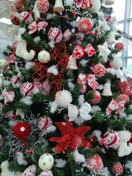 クリスマスの背景 装飾されたクリスマスツリー カラフルな風船 ガーランド 色の装飾 — ストック写真