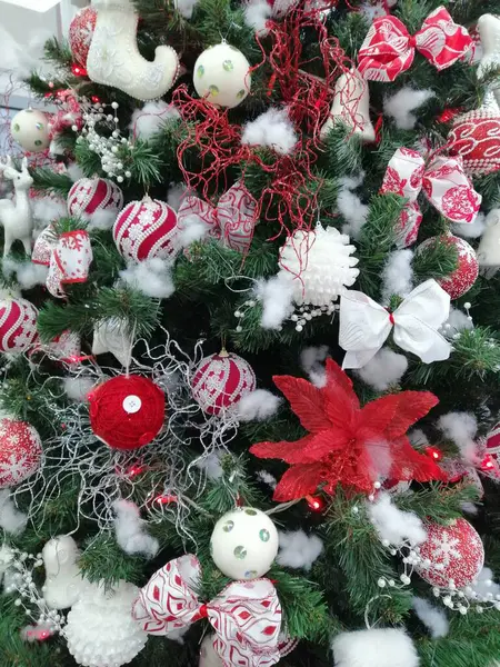 パビリオン カラフルなボール ガーランド クリスマスの弓で装飾された木のクリスマスの背景 — ストック写真