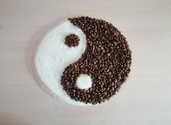 Tafel Van Licht Hout Yin Yang Symboliek Met Gebrande Koffiebonen — Stockfoto