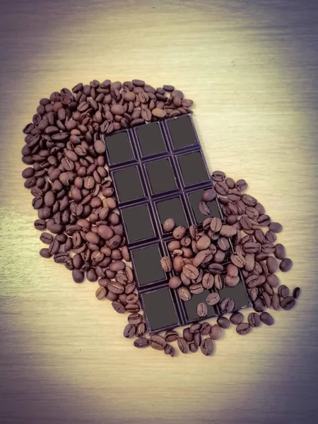 Tafel Gemaakt Van Lichte Houten Koffiebonen Een Reep Pure Chocolade — Stockfoto