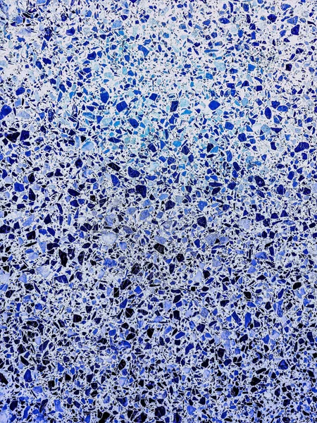 Mavi ve mor tonlarda benekli renkli fayansların arkaplanı.