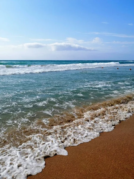 Fundo Mar Dia Ensolarado Ondas Vindouras Praia Arenosa — Fotografia de Stock