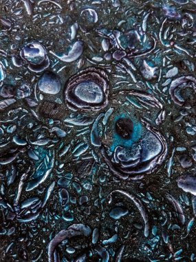 Farklı uzunluktaki ve şekillerdeki dışbükey fayansların soyut desenleri, farklı tonlardaki yansımalarla mavi tonlarda..