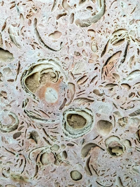 Rastgele dışbükey yuvarlak ve pastel renklerde düz elementlere sahip alçı kiremitlerin arkaplanı.