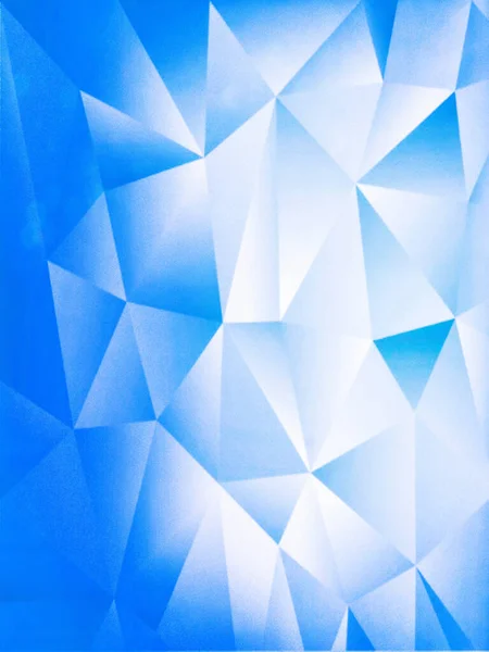 Kenarında mavi bir renkle soluk mavi bir arkaplanda üçgen şeklinde geometrik bir desen var..