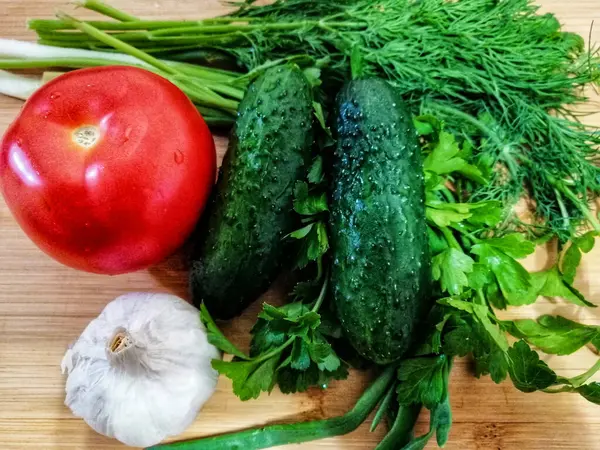 Taze sebze, salatalık, sarımsak, yeşil soğan, dereotu, maydanoz..