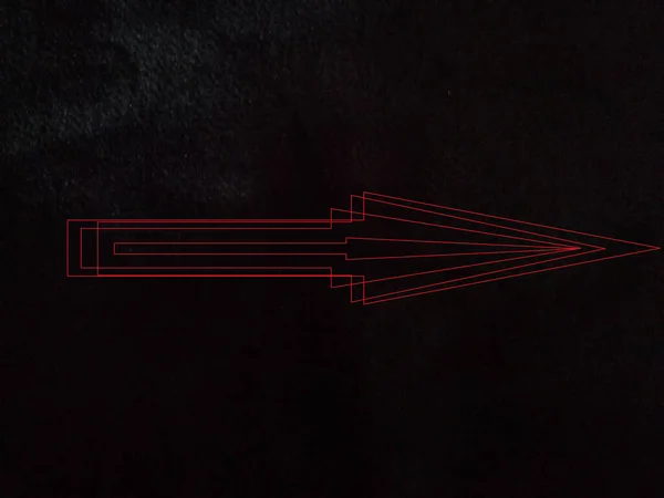 Siyah bir arkaplanda, ok sembolü kırmızı, grafik bir yolcu..