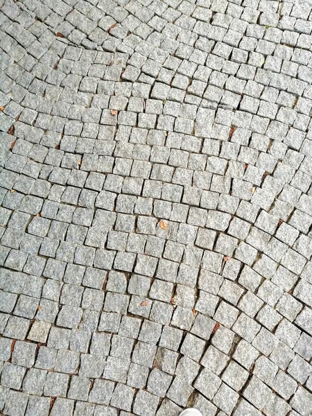 Küçük kare parçalardan yapılmış taş kiremitler, gri renkli, çapraz dekore edilmiş..