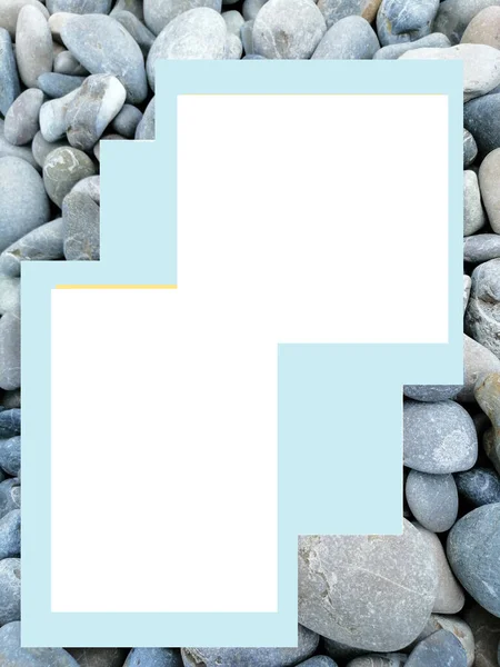 Deniz teması, çakıl taşlarının arkaplanındaki çerçeve, bir karenin ortasında ve metin eklemek için beyaz arkaplanı olan bir dikdörtgen.